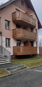 een gebouw met houten balkons aan de zijkant bij Apartament Blue Diamond in Karpacz