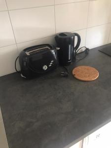 um balcão com uma torradeira e comodidades para preparar café em Nice Entire Semi - Attached House - M em Umeå