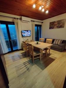 - une salle à manger avec une table et des chaises en bois dans l'établissement Mini hiška v objemu vinograda, à Pristava pri Mestinju