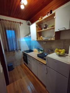 - une cuisine avec un bol de fruits sur le comptoir dans l'établissement Mini hiška v objemu vinograda, à Pristava pri Mestinju