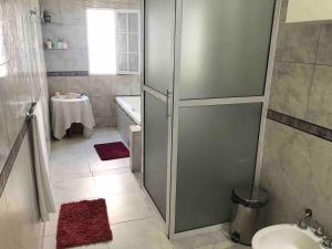 ein Badezimmer mit Dusche, Toilette und Waschbecken in der Unterkunft Maximo confort en Salta in Salta + 17 Fotos