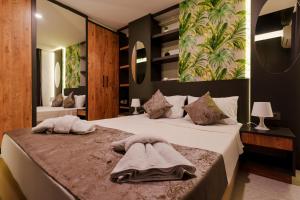 1 dormitorio con 1 cama grande y toallas. en Mrt Suites Lara en Antalya