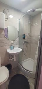 Bilik mandi di DEKO-rooms, parking, bicycles