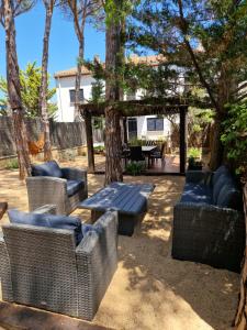 un patio con sillas de mimbre y mesa de picnic en BRISA DE CALELLA DE PALAFRUGELL, en Calella de Palafrugell