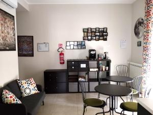 a living room with a table and chairs at A casa da Cri B&B in Rome