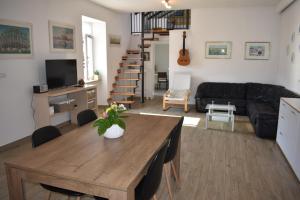 een woonkamer met een tafel en een bank bij Holiday House Tina in Pula