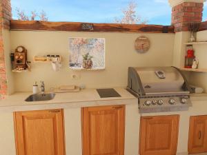 eine Küche mit Spüle und Herd in der Unterkunft Villa Alara - charming villa with heated swimming pool in Milohnići + 51 Fotos