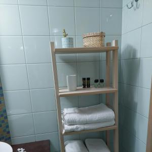 uma toalha na casa de banho com toalhas em La casa de Zag em Adamas