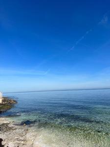 een uitzicht op de oceaan op een heldere dag bij 5suitesuperior in Bari
