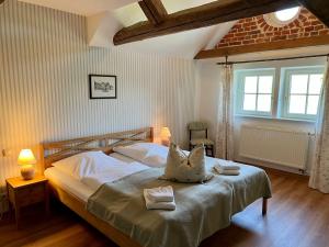 1 dormitorio con 1 cama con 2 toallas en Landgut Oberhof, en Klütz
