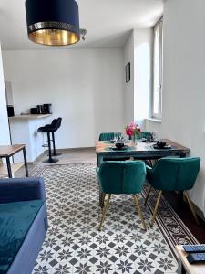 - un salon avec une table et des chaises dans l'établissement PARENTHÈSE Roanne Pierre Depierre, à Roanne