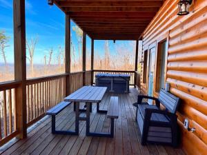 - une terrasse couverte en bois avec une table de pique-nique et 2 chaises dans l'établissement * 3 Master BR, Views, Theater, Arcade, Pinball, à Gatlinburg