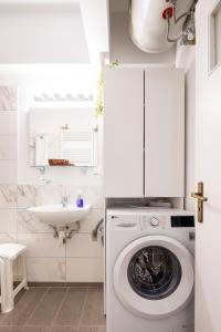 A kitchen or kitchenette at Athens Escape