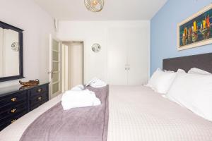 A bed or beds in a room at Athens Escape