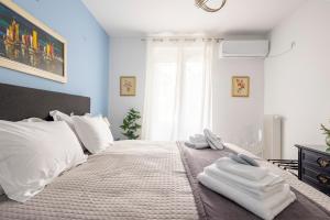 A bed or beds in a room at Athens Escape