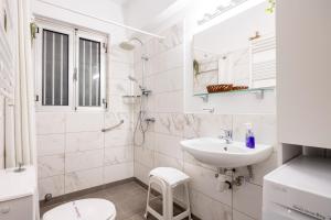 A bathroom at Athens Escape