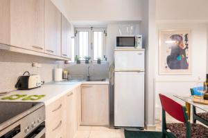 A kitchen or kitchenette at Athens Escape