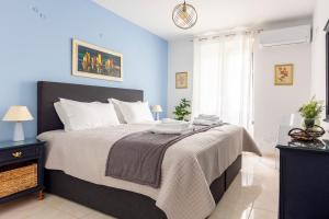 A bed or beds in a room at Athens Escape