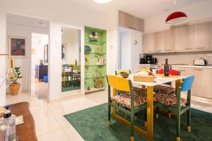 A kitchen or kitchenette at Athens Escape