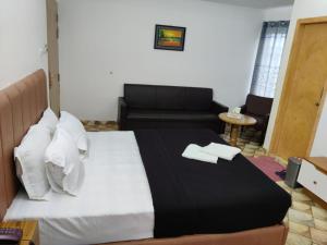 Hotel Hill Ambassador tesisinde bir odada yatak veya yataklar