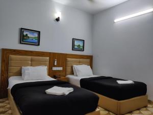Hotel Hill Ambassador tesisinde bir odada yatak veya yataklar