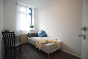 a bedroom with a bed and a chair and a window at Apartment/Unterkunft mit Küche in guter Lage in Nettelsee