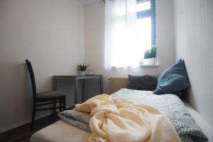 Apartment/Unterkunft mit Küche in guter Lage房間的床