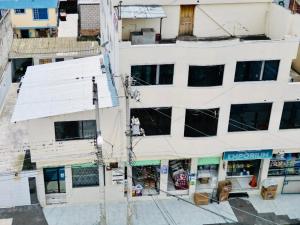 una vista aérea de un edificio en una ciudad en Hostal Buenaventura Ibarra, en Ibarra