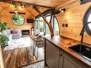 una cocina y sala de estar en una casa pequeña en Offas Dyke Escape, en St Asaph