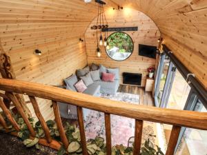 una cabaña de madera con vistas panorámicas a la sala de estar. en Offas Dyke Escape, en St Asaph