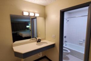 Um banheiro em Palmetto Inn & Suites by OYO Orangeburg