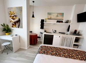 um quarto com uma cama, uma secretária e uma cozinha em Jonis Parco Ruffini em Turim