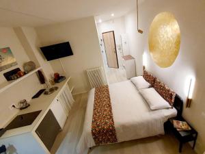 um pequeno quarto com uma cama e uma secretária em Jonis Parco Ruffini em Turim