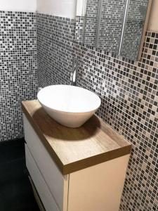 La salle de bains est pourvue d'un lavabo sur un comptoir. dans l'établissement MELIREB APPARTAMENT ELEGANCE, à Turin