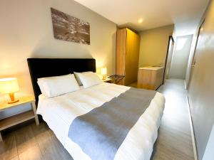 Postel nebo postele na pokoji v ubytování Hotel Arena Suites Movistar Arena + 37 fotografií