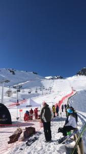 a group of people on a snow covered ski slope at Lillo Home in Puebla de Lillo