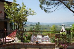 een huis met een hangmat aan een hek bij Un angolo di Paradiso in Ozzano Monferrato