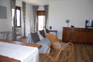 een woonkamer met een bank en een stoel bij Un angolo di Paradiso in Ozzano Monferrato