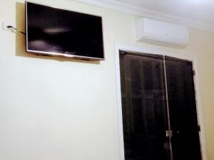 a flat screen tv hanging on a wall next to a window at Hospedaria Monumento in Sao Paulo +6 photos