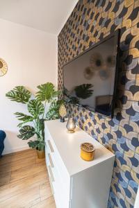 een woonkamer met een spiegel aan de muur bij Apartament Blue Diamond in Karpacz