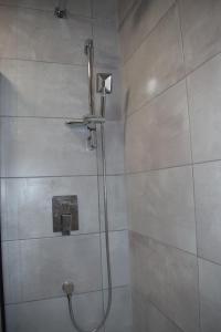 y baño con ducha con cabezal de ducha. en Forest Gate Haven, en Londres