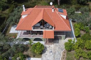 uma vista superior de uma casa com um telhado laranja em Villa Alex em Agios Georgios