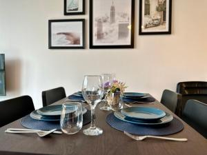 Un restaurant sau alt loc unde se poate mânca la Your Perfect Business Suite, 2 beds 2 bathrooms Apartment, Free Parking, Monthly Stays, Business, Contractors