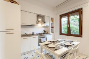 Kuchyň nebo kuchyňský kout v ubytování Sorrento Central Flat