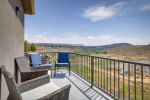 balcón con sillas y vistas a las montañas en Toquerville Home with Mtn Views, Near State Parks!, en Toquerville