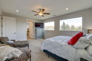 1 dormitorio con 1 cama y ventilador de techo en Toquerville Home with Mtn Views, Near State Parks!, en Toquerville