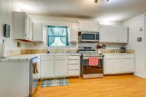 O bucătărie sau chicinetă la Peaceful Alabama Vacation Rental with Large Deck