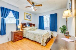 Un pat sau paturi într-o cameră la Peaceful Alabama Vacation Rental with Large Deck