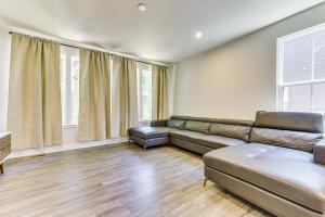 Ein Sitzbereich in der Unterkunft Updated Charlotte Vacation Rental 4 Mi to Downtown