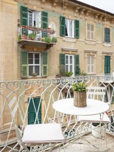 een tafel en stoelen op een balkon met een gebouw bij Torretto 14 in La Spezia